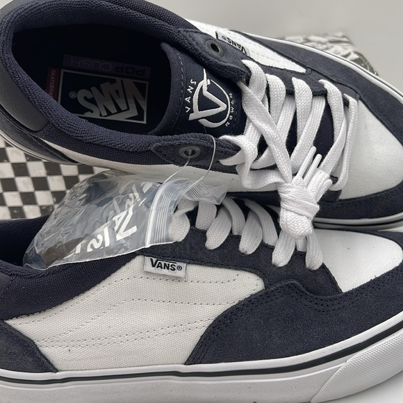 Vans Men’s Rowan
Dark Navy/White
VN0A5JICCZP
Sneakers - Picture 14 of 16